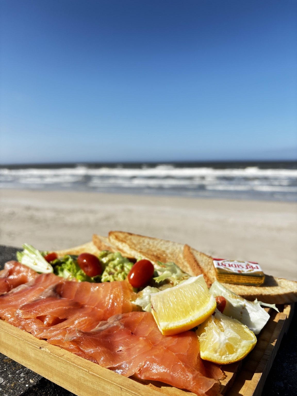 Un repas face à la mer